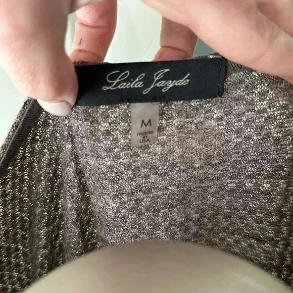 Size M Laila Jayde Drawstring 3/4 length sleeve top - Picture 4 of 5